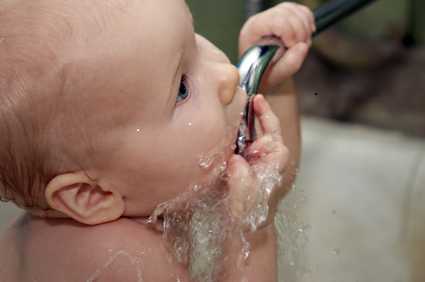 beba koja doji da li da pije vodu